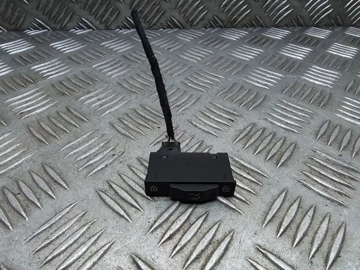 BMW 7 E65 E66 (2001 - 2008) 8379766 Кнопка открытия задней двери — фото 4