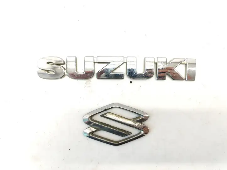 Suzuki Liana (2001 - 2004) Эмблема производителя — фото 2