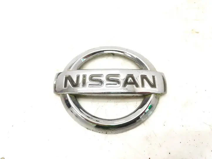 Nissan Primera (2001 - 2008) 90890AU200 Эмблема производителя — фото 1