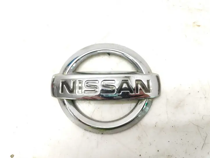 Nissan Primera (2001 - 2008) 90890AU200 Эмблема производителя — фото 2