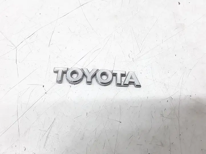 Toyota Yaris (1999 - 2003) Эмблема производителя — фото 1