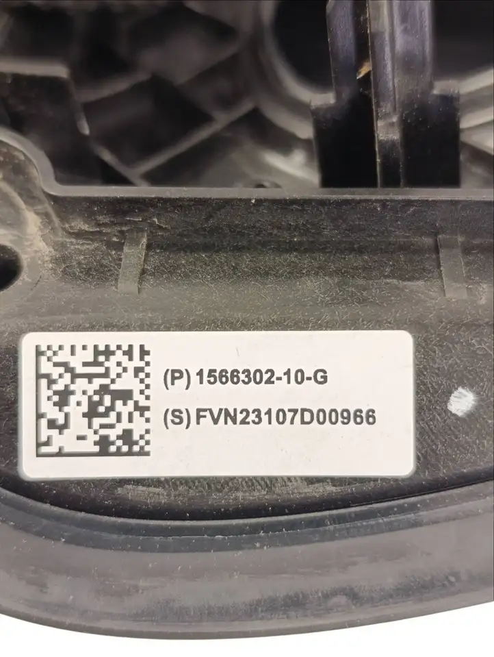 Tesla Model Y (2019 - 2024) 156630210G Крышка зарядного разъема — фото 2