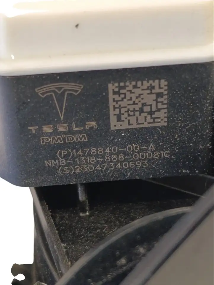 Tesla Model Y (2019 - 2024) 156630210G Крышка зарядного разъема — фото 8