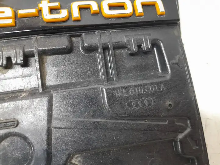 Audi e-tron (2018 - ) 4KE810001A Крышка зарядного разъема — фото 6