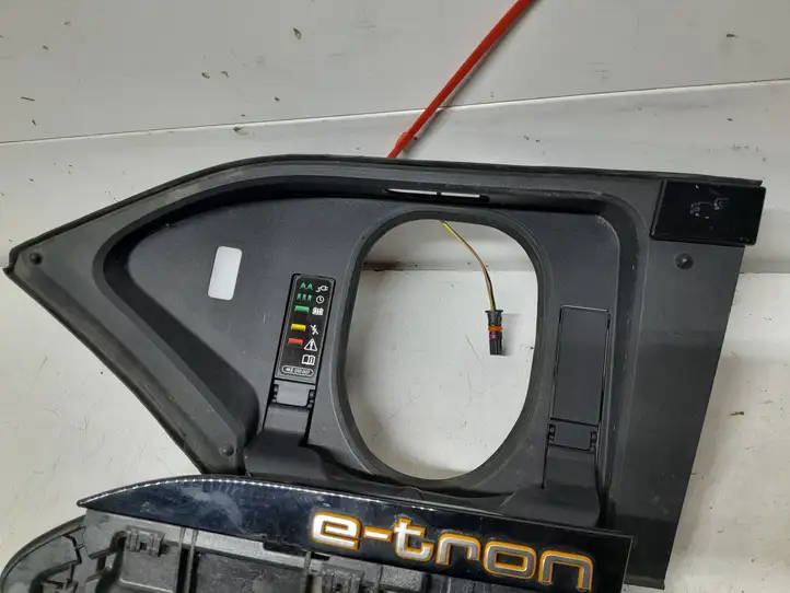 Audi e-tron (2018 - ) 4KE810001A Крышка зарядного разъема — фото 11