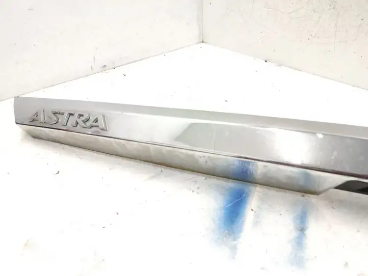 Opel Astra (2004 - 2009)  13105814 Обшивка крышки багажника