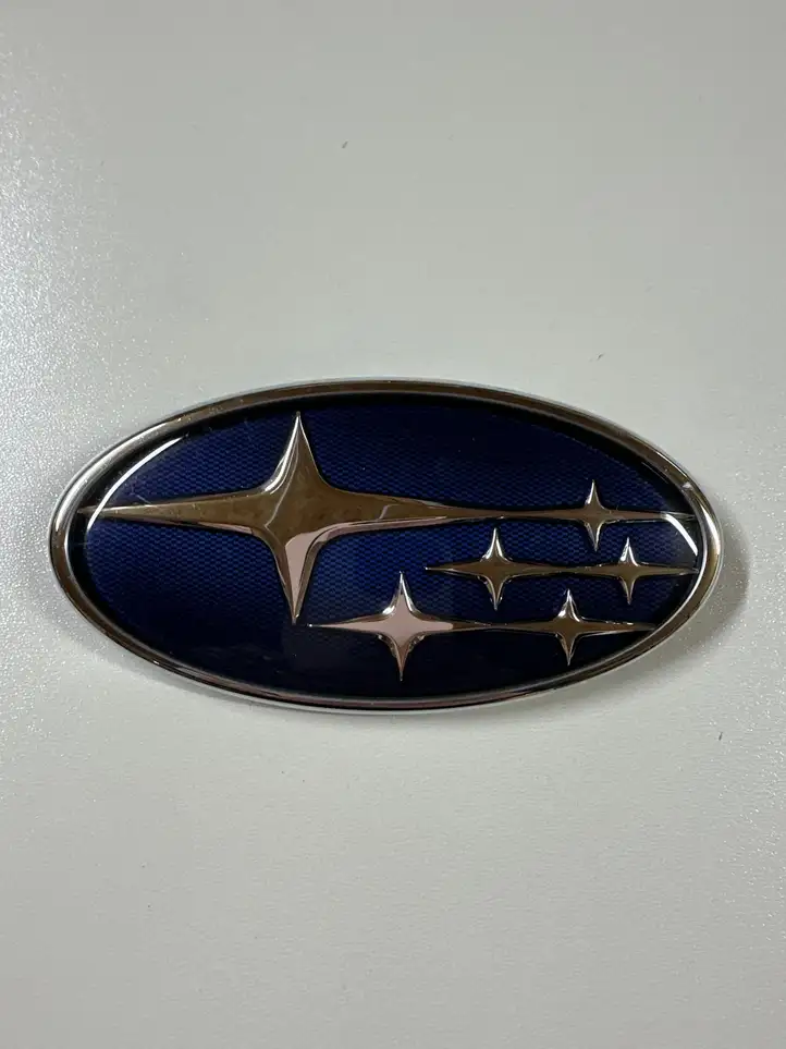 Subaru Legacy VII (2019 - ) Эмблема производителя — фото 1