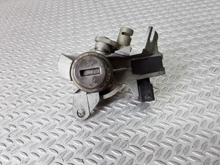 Audi A4 S4 B6 8E 8H (2000 - 2006) 8E0827573 Замок крышки багажника — фото 1