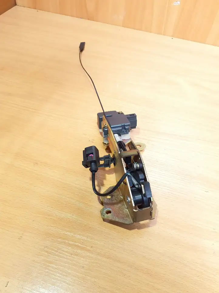 Volkswagen Touareg I (2002 - 2010)  7L0827506C Замок заднего стекла