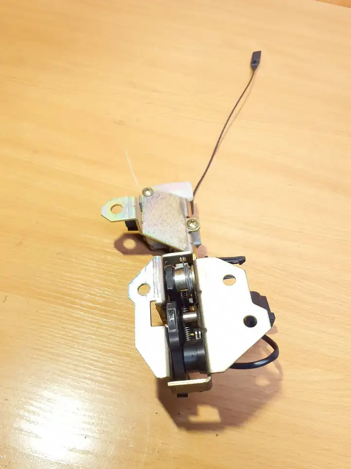 Volkswagen Touareg I (2002 - 2010)  7L0827506C Замок заднего стекла