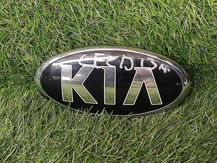 Kia Ceed (2012 - 2015) 86310A2000 Эмблема производителя — фото 1