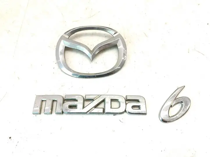 Mazda 6 (2002 - 2005) Эмблема производителя — фото 1