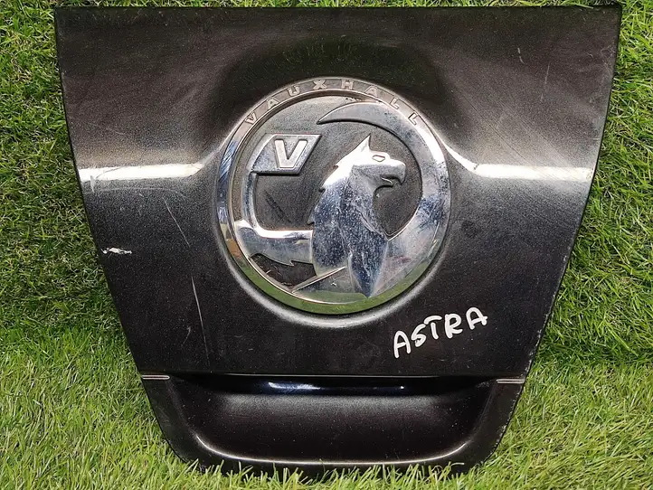 Opel Astra J (2009 - 2012) 11320900 Ручка крышки багажника — фото 3