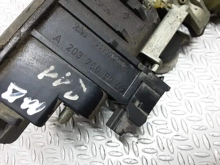 Mercedes-Benz E W211 (2002 - 2009) A2037500093 Ручка крышки багажника — фото 2