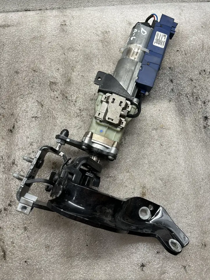 Audi A6 (2004 - 2008)  E5030018 Притягиватель задней крышки