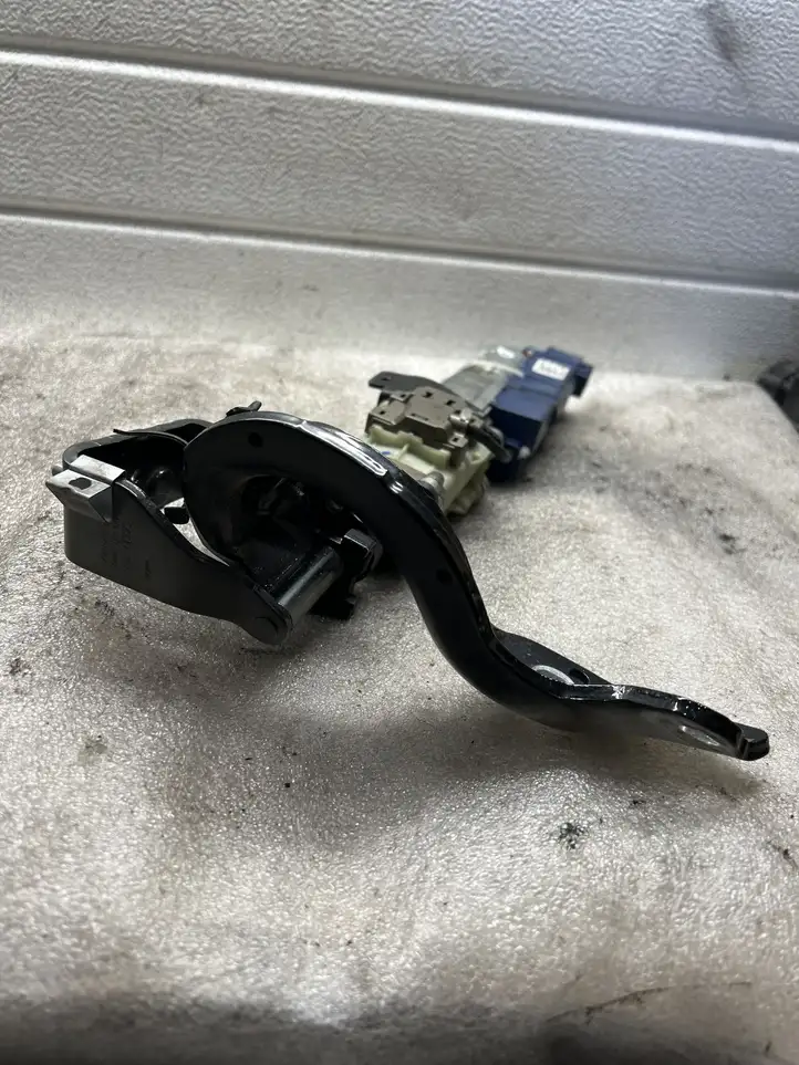 Audi A6 (2004 - 2008)  E5030018 Притягиватель задней крышки