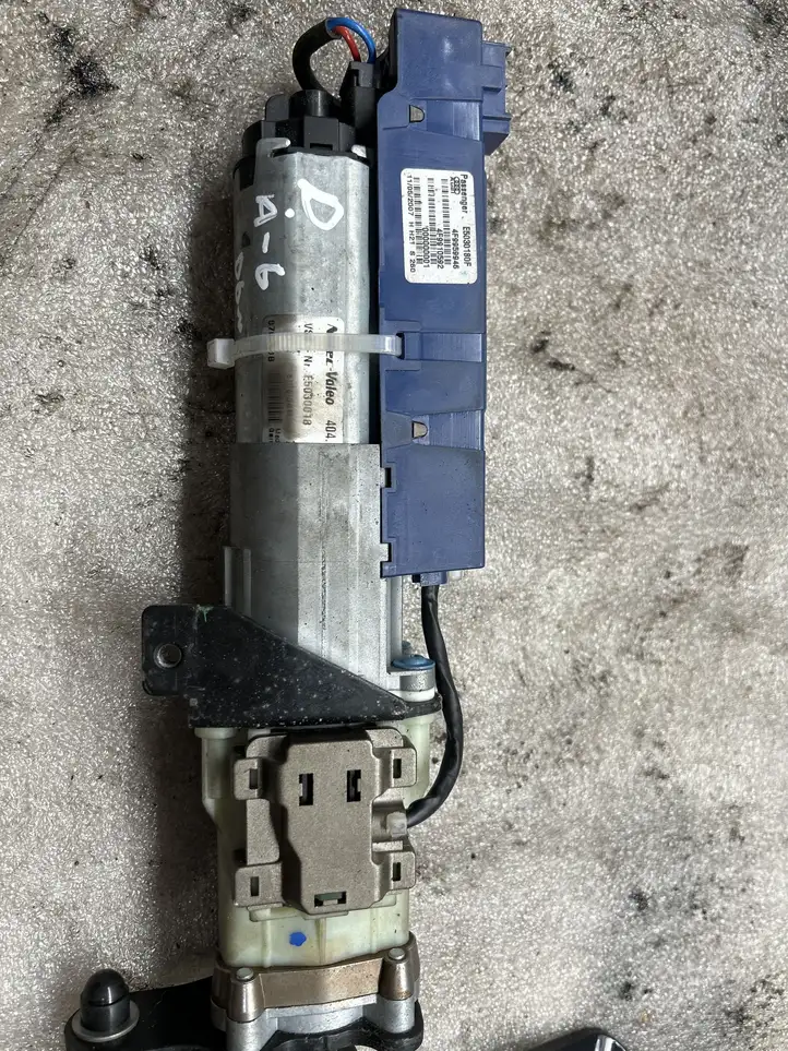 Audi A6 (2004 - 2008)  E5030018 Притягиватель задней крышки