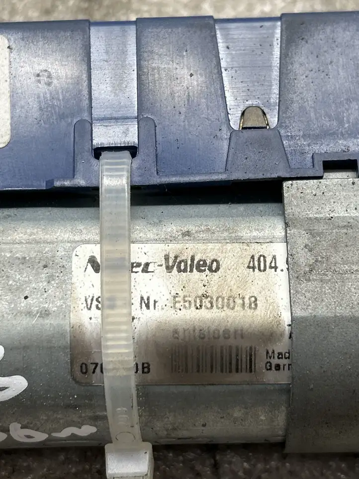 Audi A6 (2004 - 2008)  E5030018 Притягиватель задней крышки