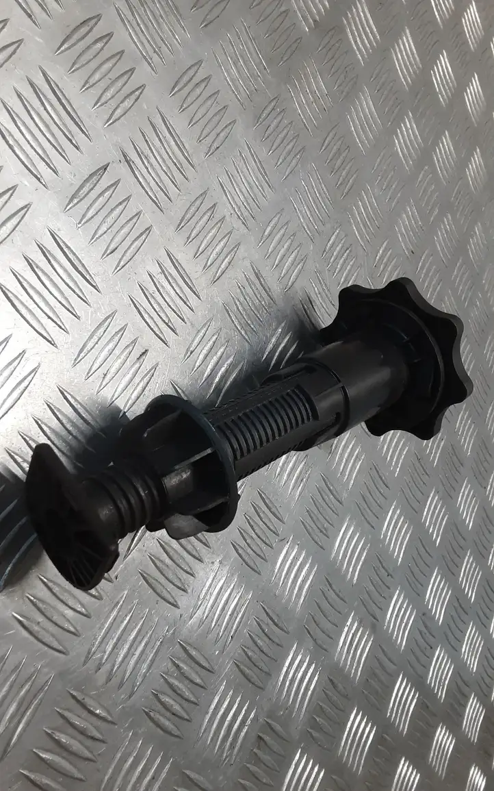 Audi A6 (2004 - 2008)  8E0804899 Крепежный винт (запасное колесо)