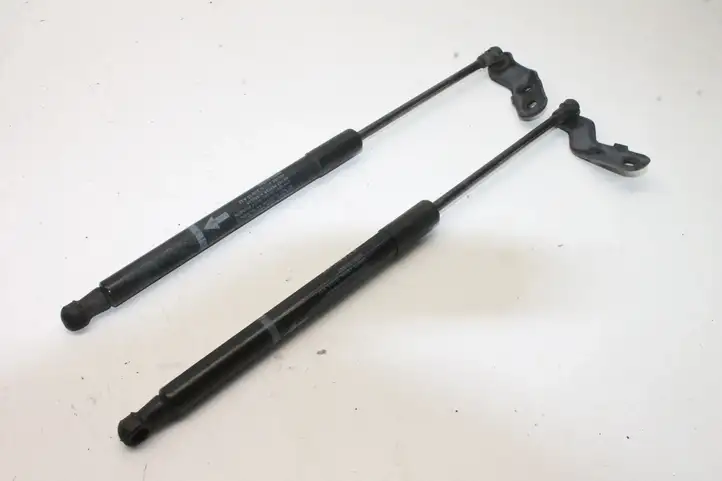 Toyota Yaris (2014 - 2019) 689600W641 Амортизатор крышки багажника — фото 1