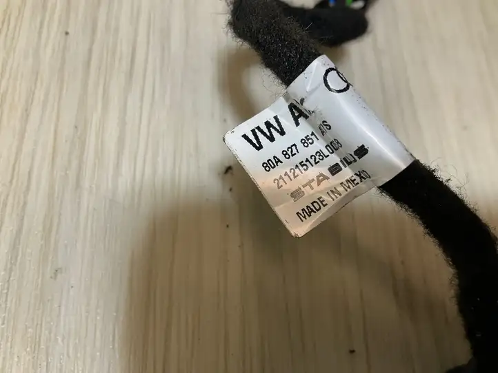 Audi Q5 (2017 - )  80A827851A Амортизатор задней крышки