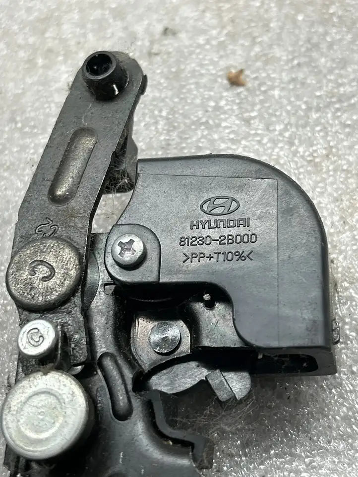 Hyundai Santa Fe (2005 - 2009) 812302B000 Замок крышки багажника — фото 4