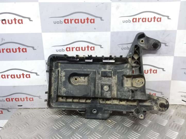 1K091533H Audi Q3 8U Akumuliatoriaus tvirtinimo padas