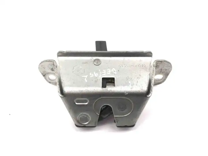Toyota Aygo AB10 (2008 - 2012) 693500H010 Замок крышки багажника — фото 1