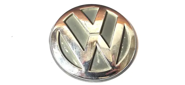 Volkswagen Polo III 6N 6N2 6NF (1994 - 2001) 1J6853630A Эмблема производителя — фото 1
