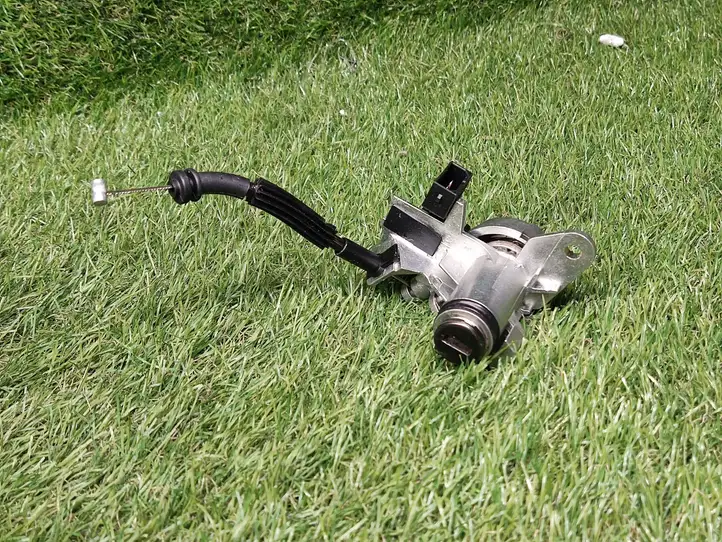 Audi A8 (2007 - 2010)  8E0827573 Замок задней крышки (наружный)