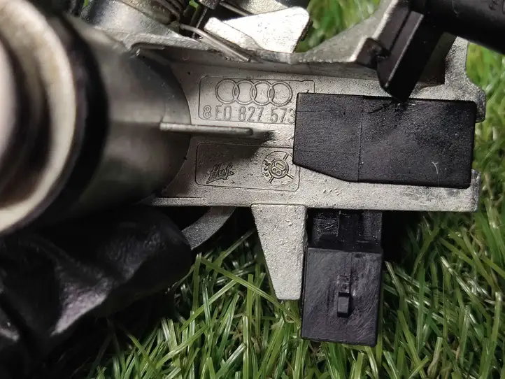 Audi A8 (2007 - 2010)  8E0827573 Замок задней крышки (наружный)