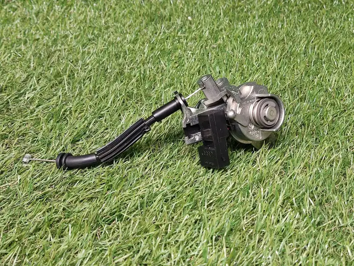 Audi A8 (2007 - 2010)  8E0827573 Замок задней крышки (наружный)