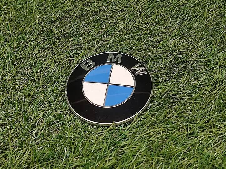 BMW 3 F30 F35 F31 (2012 - 2018) 821923705 Эмблема производителя — фото 1