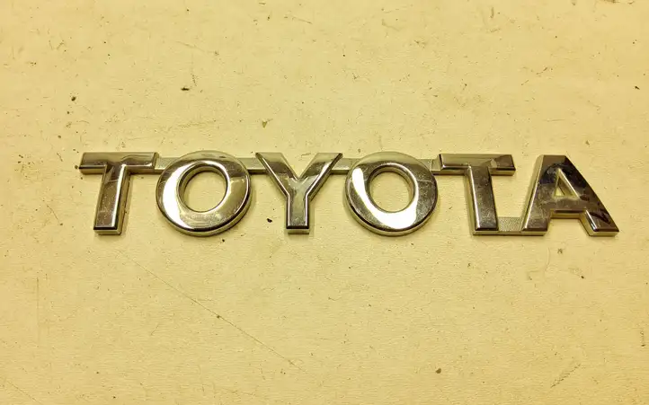 Toyota Hilux (AN120, AN130) (2015 - 2017) Эмблема производителя — фото 1