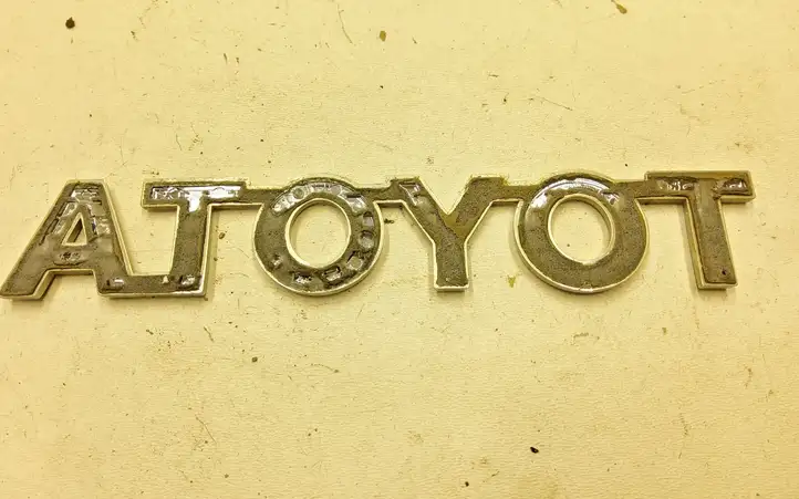 Toyota Hilux (AN120, AN130) (2015 - 2017) Эмблема производителя — фото 2