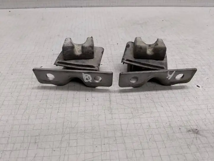 Volkswagen Transporter-Caravelle (2003 - 2009)  PA66GF30  Отбойник задней крышки 