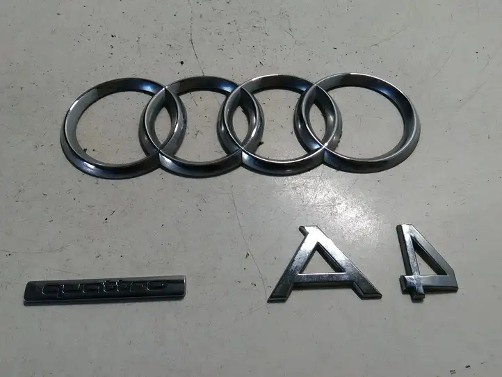 Audi A4 S4 B8 8K (2007 - 2011) 8H0853737 Эмблема производителя — фото 1