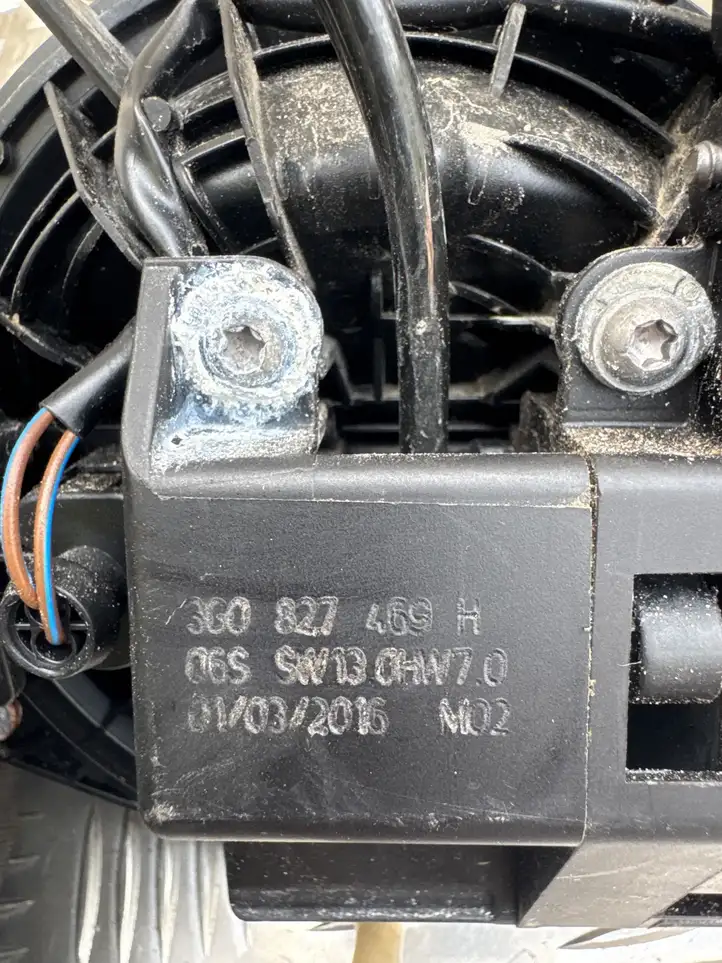 Volkswagen PASSAT B8 (2015 - ) 3G0827469H Ручка багажника с камерой — фото 9