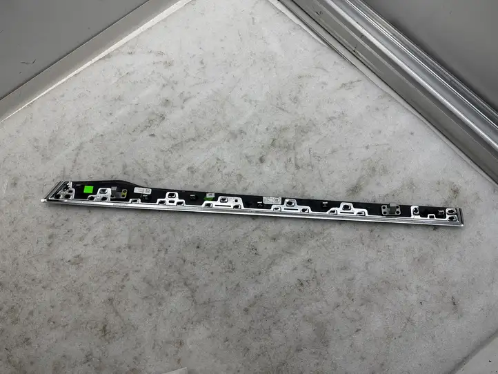 Tesla Model X (2015 - 2021) 103608111A Прочая отделка задней двери — фото 6