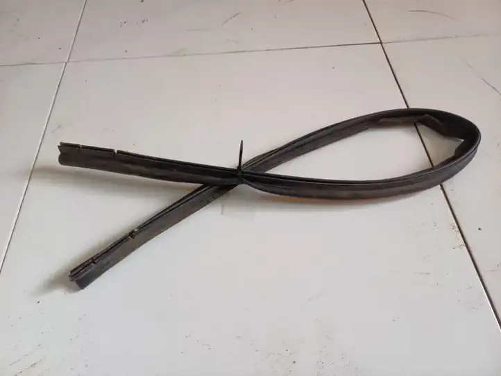 Ford Fiesta (2000 - 2005)  FIESTA208214 Уплотнительная резина на задних дверях