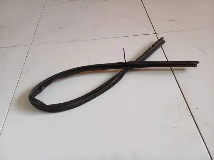 Ford Fiesta (2000 - 2005)  FIESTA208214 Уплотнительная резина на задних дверях