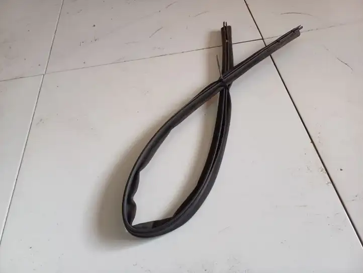 Ford Fiesta (2000 - 2005)  FIESTA208214 Уплотнительная резина на задних дверях