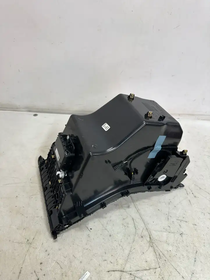 Tesla Model 3 (2017 - 2023) 108797100 Коврик бардачка — фото 6