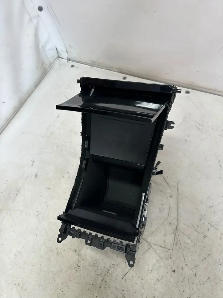 Tesla Model 3 (2017 - 2023) 108797100 Коврик бардачка — фото 9