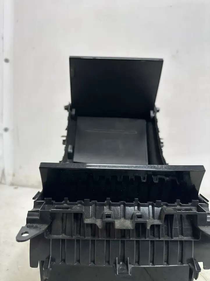 Tesla Model 3 (2017 - 2023) 108797100 Коврик бардачка — фото 10