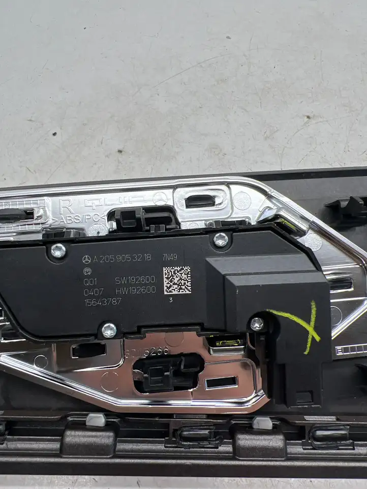 Mercedes-Benz EQC (2018 - ) A2937308800 Прочая отделка задней двери — фото 5