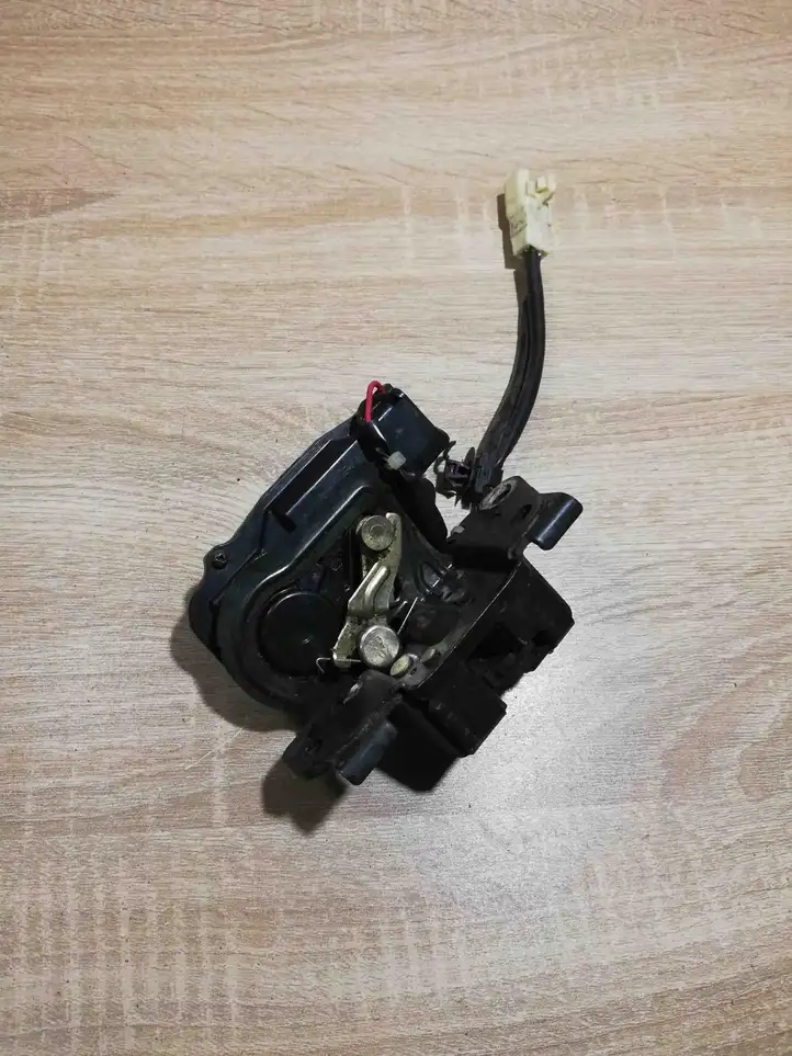Toyota Prius (NHW20) (2003 - 2009) WhiteConector Крепление замка заднего стекла — фото 1