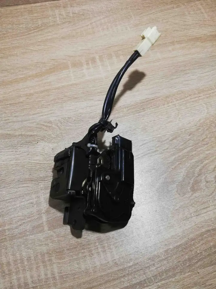 Toyota Prius (NHW20) (2003 - 2009) WhiteConector Крепление замка заднего стекла — фото 2