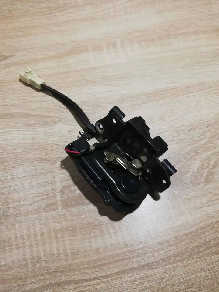 Toyota Prius (NHW20) (2003 - 2009) WhiteConector Крепление замка заднего стекла — фото 3