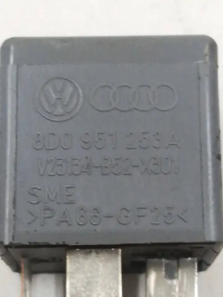 Volkswagen PASSAT B5 (1997 - 2000) 8D0951253A Реле дневных фонарей — фото 3